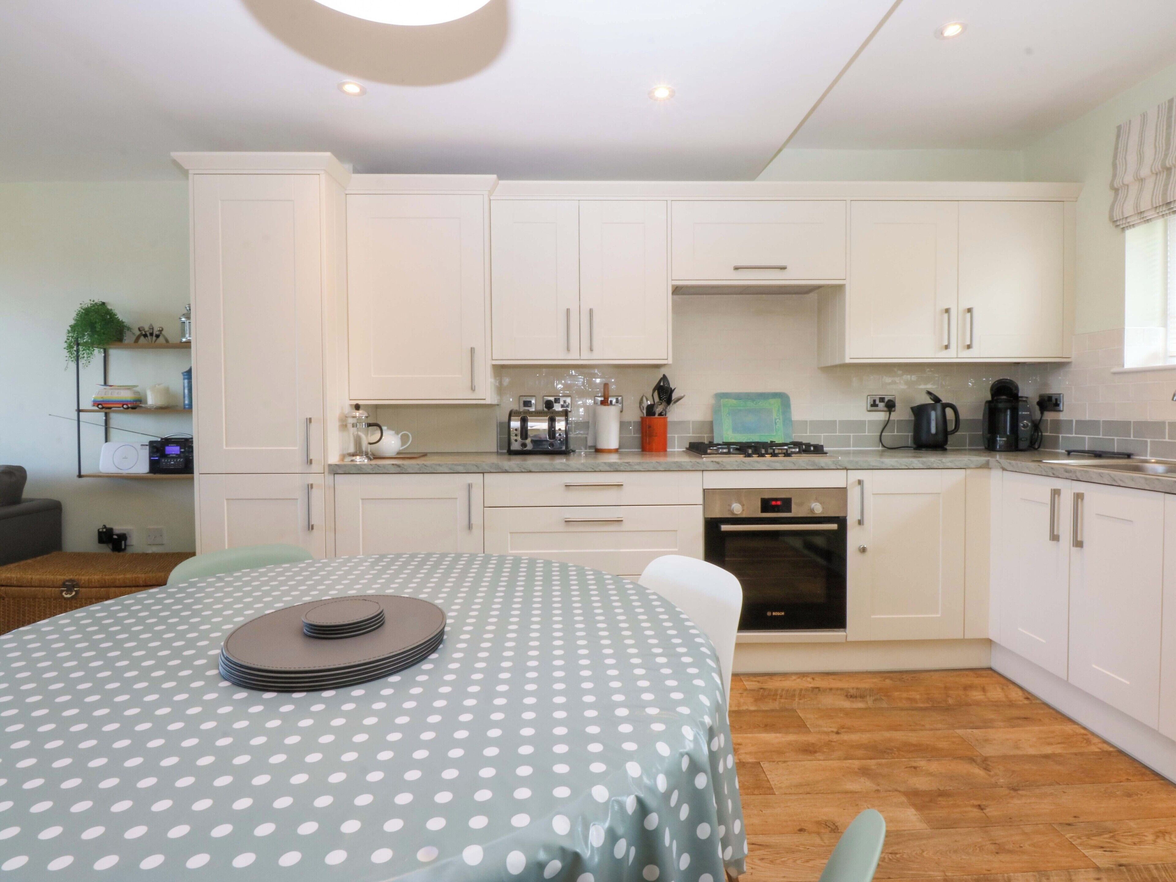 Cottage | Private kitchen | Fridge, microwave, stovetop, dishwasher