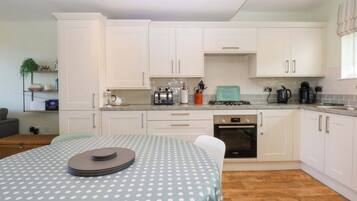 Cottage | Private kitchen | Fridge, microwave, stovetop, dishwasher