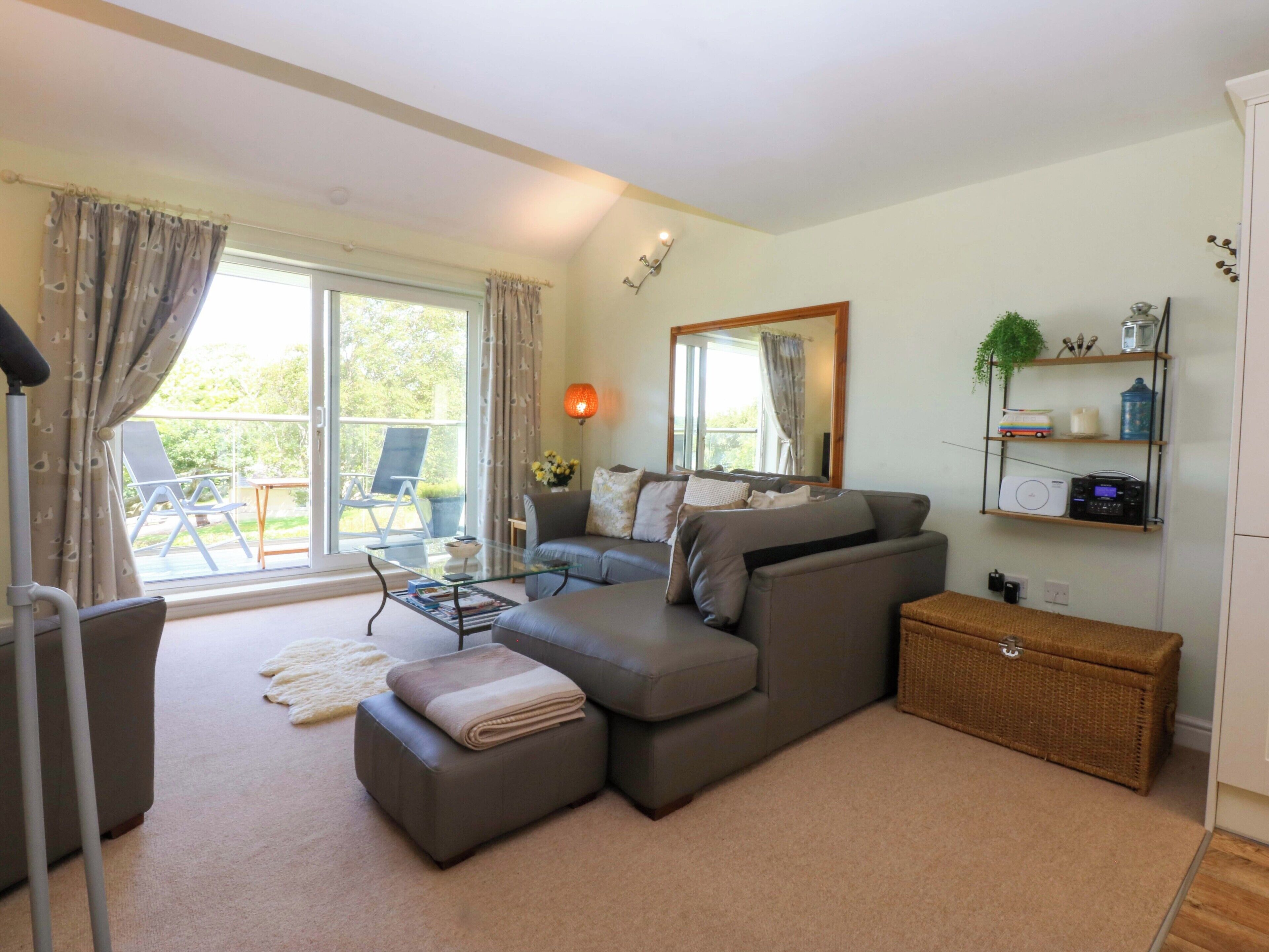Cottage | Living area | Flat-screen TV, DVD player