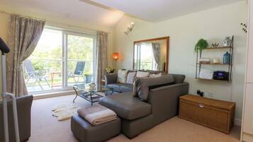 Cottage | Living area | Flat-screen TV, DVD player