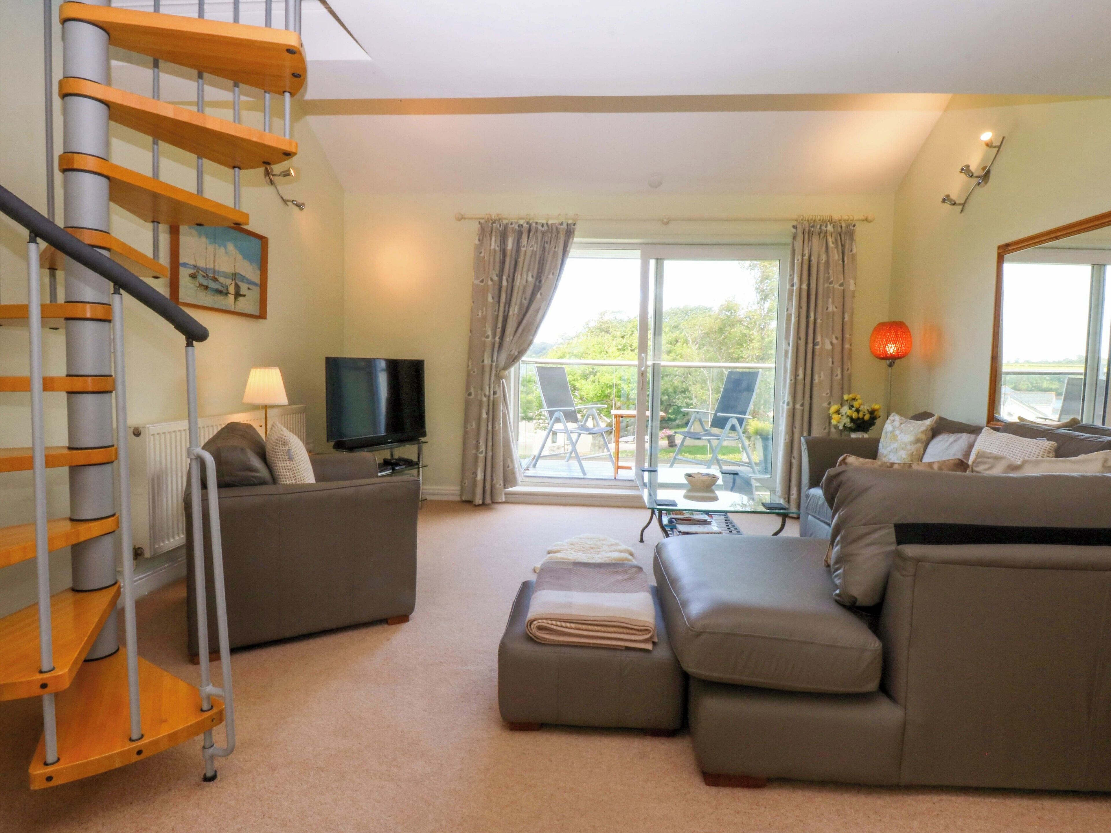 Cottage | Living area | Flat-screen TV, DVD player