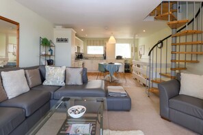 Cottage | Living area | Flat-screen TV, DVD player - Machlud Ynys (Y Felinheli)