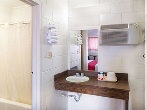 Room, 1 King Bed | Bathroom | Free toiletries, hair dryer, towels - Hotel Panhandle TX I-40 (Panhandle)