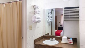Room, 1 Queen Bed | Bathroom | Free toiletries, hair dryer, towels - Hotel Panhandle TX I-40 (Panhandle)