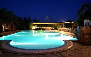 Piscine extérieure (ouverte en saison), parasols de plage