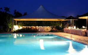 Piscine extérieure (ouverte en saison), parasols de plage