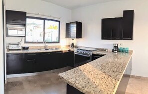 Jääkaappi, mikroaaltouuni, uuni, liesi