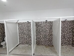 Shower, hydromassage showerhead, hair dryer, slippers - Weekend Hotel (Aqaba)