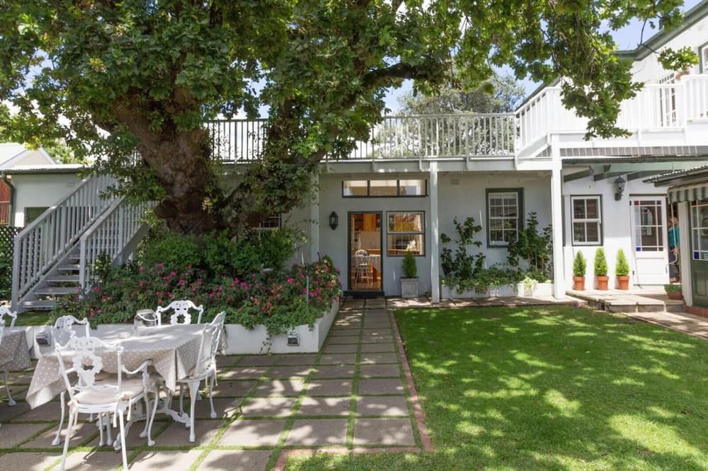 Sandown Lodge