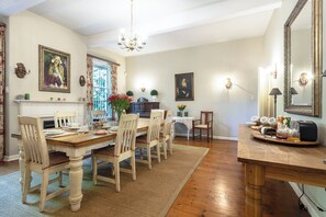 Daily English breakfast for a fee - Sandown Lodge (Cape Town)
