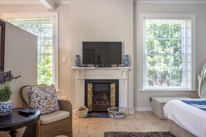 Upstairs Suite | In-room safe, individually decorated, individually furnished, desk - Sandown Lodge (Cape Town)