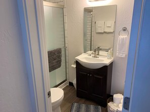 Douche, sèche-cheveux, serviettes fournies, savon