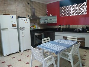 Micro-ondas, cafeteira/chaleira