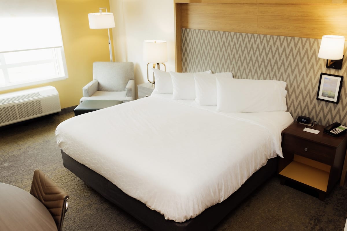 In-room safe, laptop workspace, iron/ironing board, free WiFi