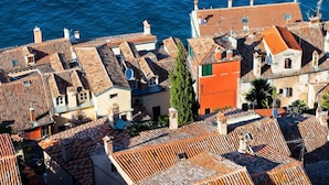 A coastal town with terracotta-tiled rooftops and buildings with balconies overlooking the sea. - Room in Rovinj with Seaview, Balcony, Air condition, WIFI (81-3) (Rovinj)
