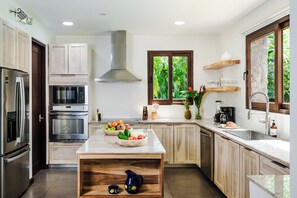 冷蔵庫、電子レンジ、オーブン、コンロ