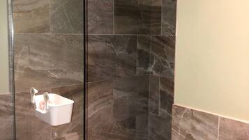 Deluxe Apartment | Bathroom