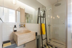 Dusche, Haartrockner, Handtücher, Seife