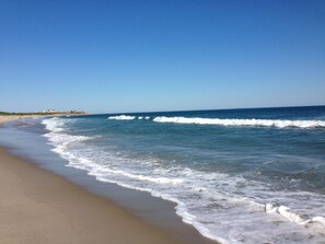 På stranden, solsenger og strandhåndklær