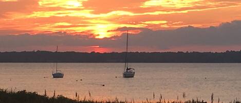 En la playa, sillas reclinables de playa, toallas de playa