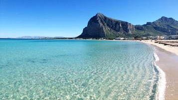 Playa en los alrededores y playa de arena blanca