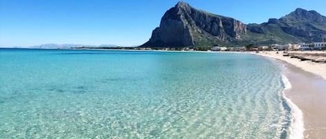 Una spiaggia nelle vicinanze, sabbia bianca