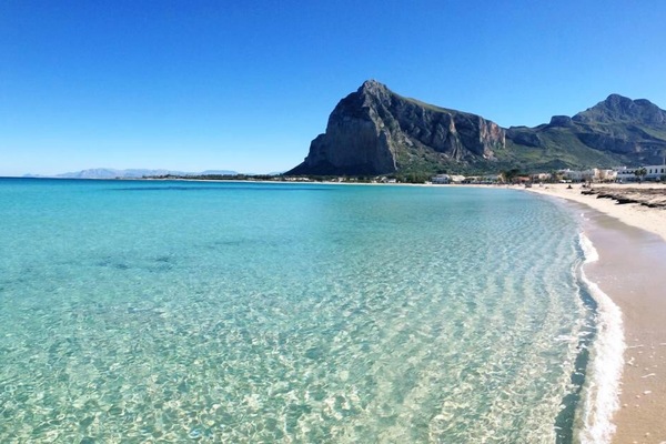 Una spiaggia nelle vicinanze, sabbia bianca