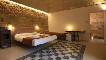 Habitación cuádruple superior, patio | Edredones de plumas, colchones viscoelásticos, minibar y caja fuerte