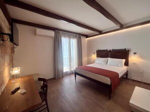 Kahden hengen deluxe-huone, parveke | Untuvapeitot, memory foam -patjalliset sängyt, minibaari