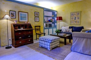TV, books - Historic house opposite the mouth of the River Douro. (Porto)