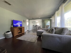 Smart TV, lettore DVD, libri