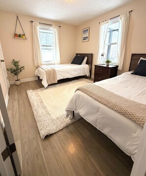 2 عدّة غرف نوم ومكواة/لوح كي وواي فاي مجانًا وملاءات أسرّة