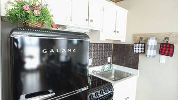 Réfrigérateur, micro-ondes, plaque de cuisson, cafetière/bouilloire