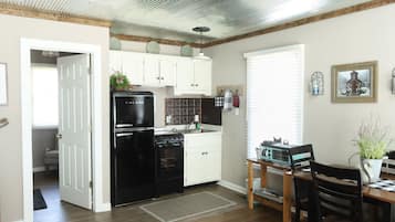 Réfrigérateur, micro-ondes, plaque de cuisson, cafetière/bouilloire