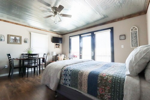 Welcome to “Rustic Suite” – Your Charming Retreat at Lake Cumberland