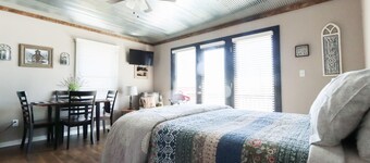 Welcome to “Rustic Suite” – Your Charming Retreat at Lake Cumberland