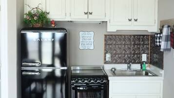 Réfrigérateur, micro-ondes, plaque de cuisson, cafetiÚre/bouilloire