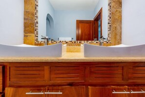 シャワー、ヘアドライヤー、タオル、シャンプー