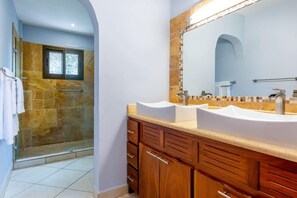 تجهيزات دش، مجففات شعر، مناشف، شامبو