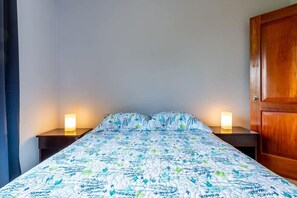 2 Schlafzimmer, Schreibtisch, Bügeleisen/Bügelbrett, Reisekinderbett