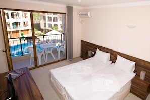 Habitación con 2 camas individuales | Minibar, caja fuerte, tabla de planchar con plancha y wifi gratis