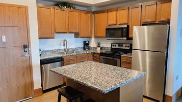 Réfrigérateur, micro-ondes, four, plaque de cuisson