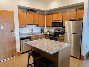 Kjøleskap, mikrobølgeovn, ovn og kokeplater