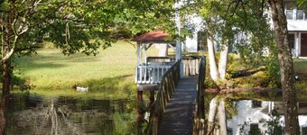 Beautiful Lakeside Cottage (Hidden Cove Farmhouse) 4bedroom 3 bath 