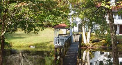 Beautiful Lakeside Cottage (Hidden Cove Farmhouse) 4bedroom 3 bath