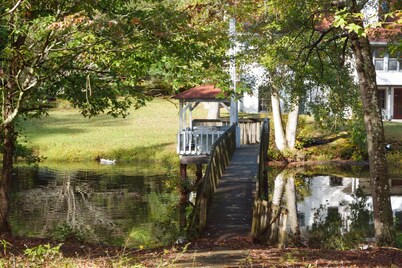 Beautiful Lakeside Cottage (Hidden Cove Farmhouse) 4bedroom 3 bath 