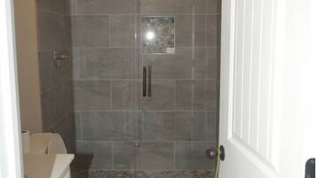 Douche, serviettes fournies, savon, papier toilette
