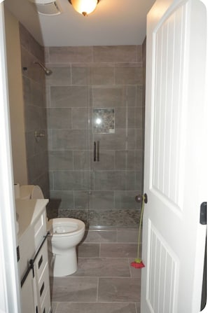 Regadera, toallas, jabón, papel de baño