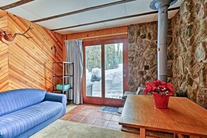 Smart TV, fireplace, Netflix, streaming services