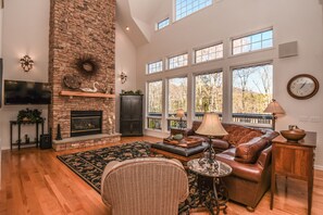 Hus, flere senger, spabadekar | Oppholdsrom | Peis